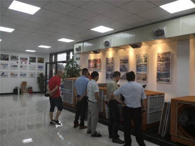 東莞環保空調廠家技術人員現場示范給來訪客戶我們產品質量